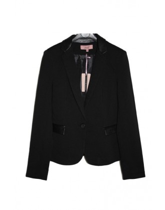Black blazer with details in imitation leather  